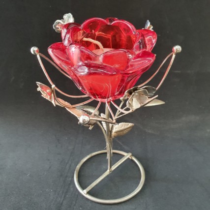 Castiçal rosa com vela – Ideal para enfeitar seu jantar ou presentear uma pessoa especial.