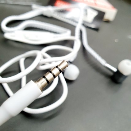 fone de ouvido zipper – universal ( microfone e aceita chamada )