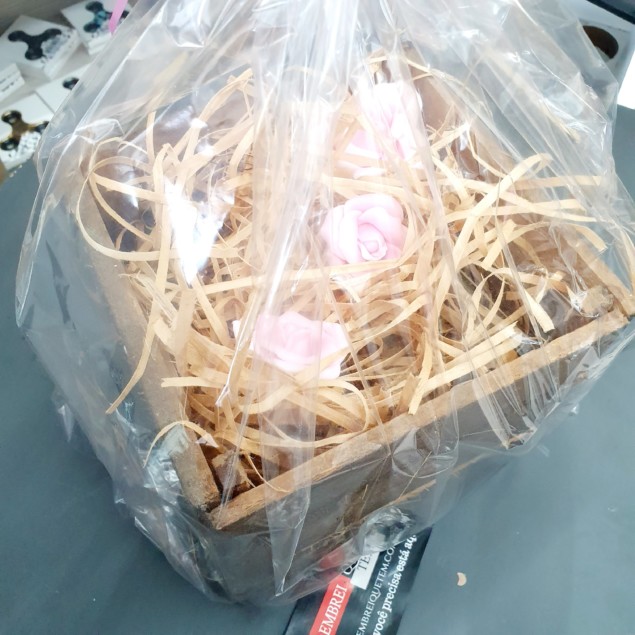 vaso com rosas de biscuit
