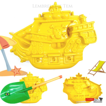 Brinquedos de praia navio e uma pá – banho de areia escavação A praia no verão – barco, piratas