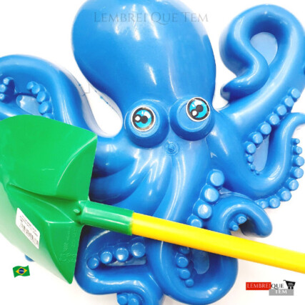 Brinquedos de praia polvo uma pá – banho de areia escavação A praia no verão